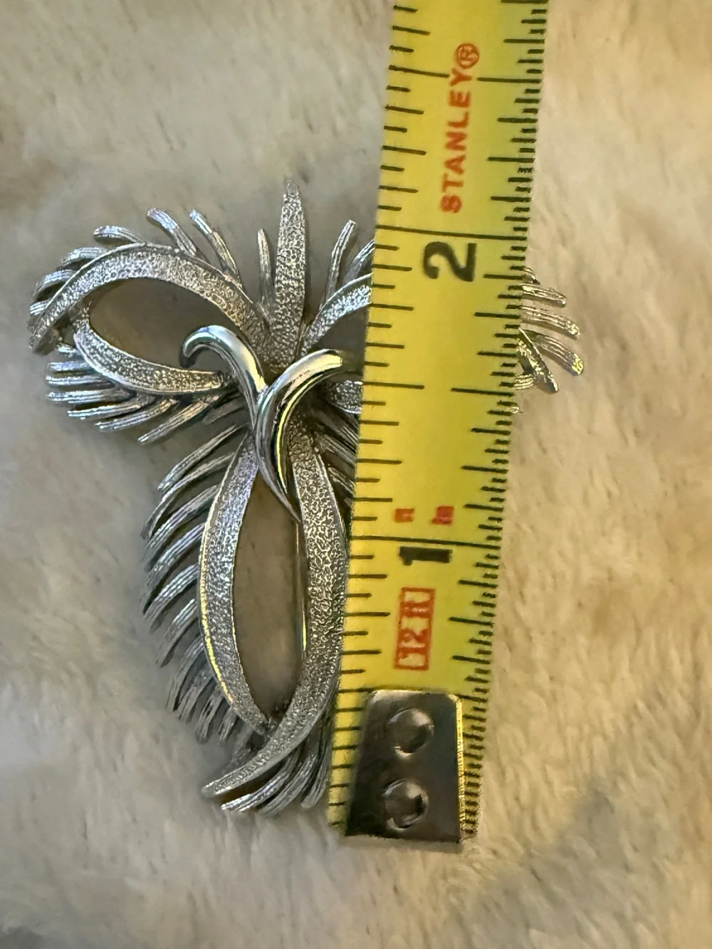 Vintage silver -Tone Feather Brooch Pin Elegant Design Costume jewelry